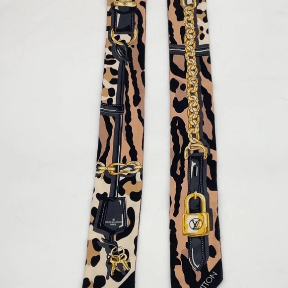 Auth LOUIS VUITTON Monogram
Leopard Print Silk Bandeau Scarf - Picture 15 of 16
